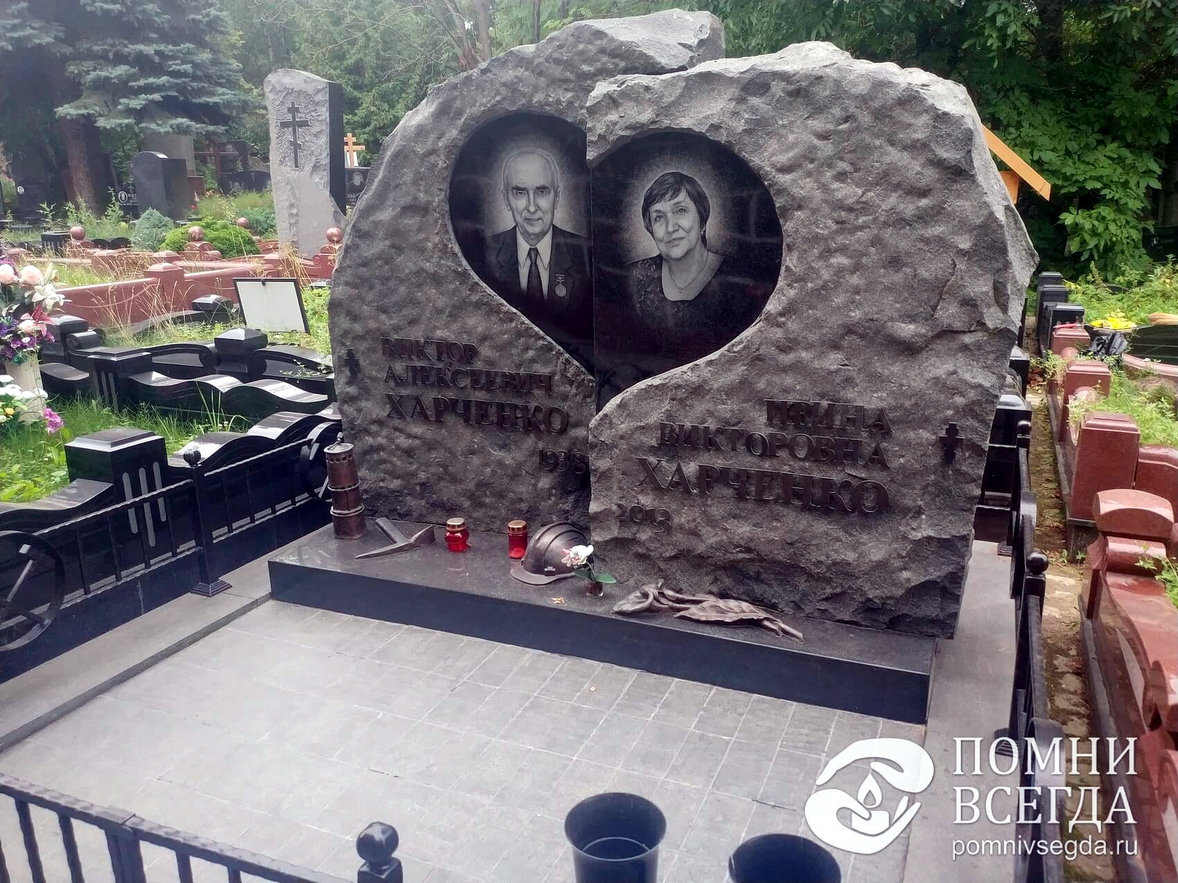 Составная мемориальная композиция из обработанного под живую породу гранита